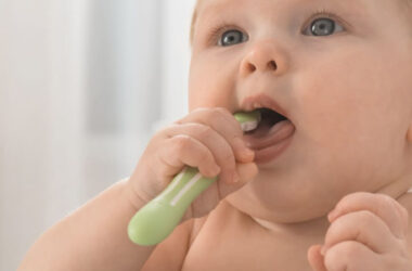 mycie zębów niemowlaka