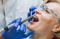 poluzowany implant zęba