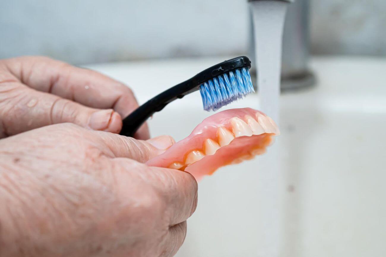 czyszczenie protezy zębowej octem